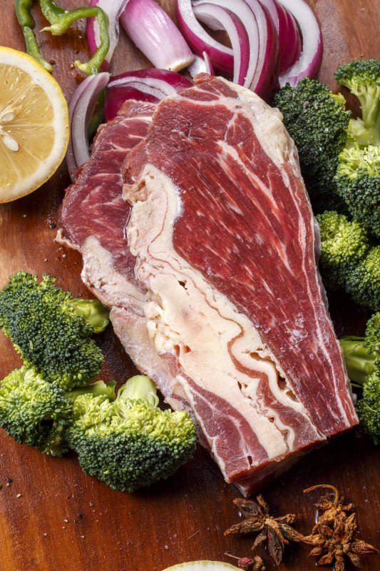 牛腹肉牛腩摆放在木质砧板上图片