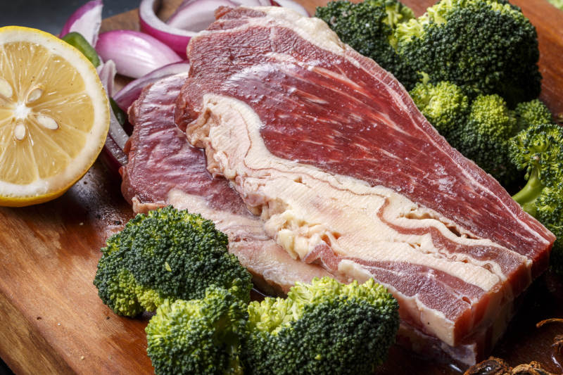 牛腹肉牛腩摆放在木质砧板上图片