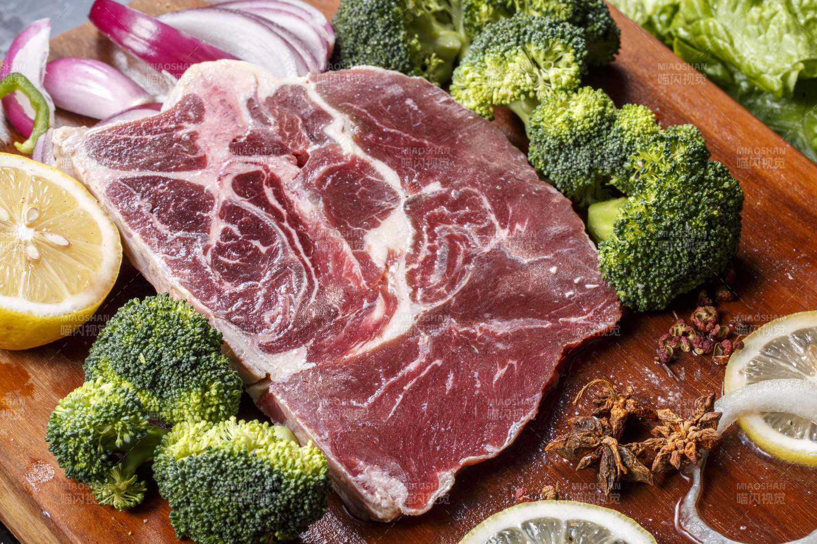 后牛腱肉摆放在木质砧板上图片