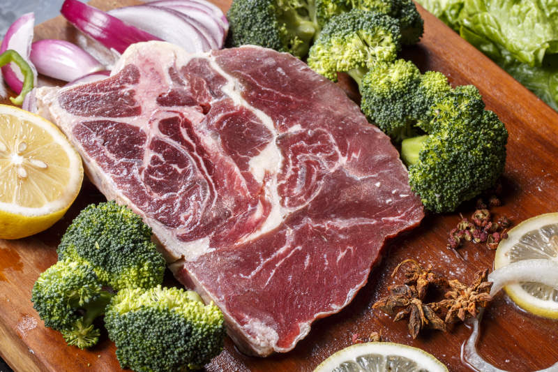 后牛腱肉摆放在木质砧板上图片