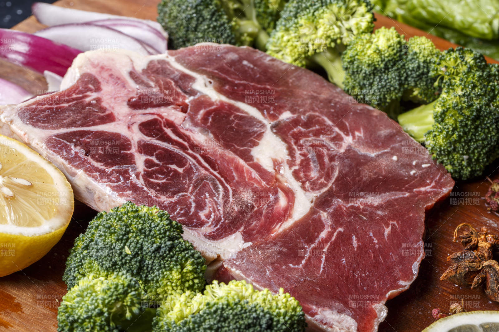 后牛腱肉摆放在木质砧板上图片