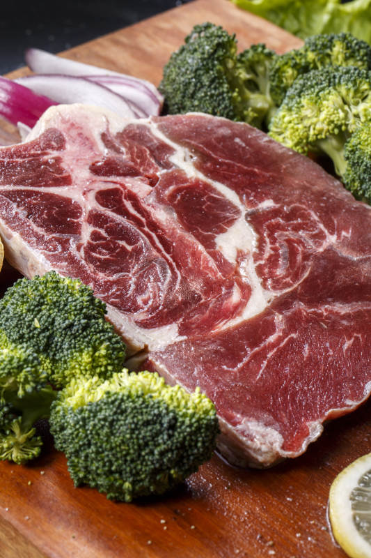 后牛腱肉摆放在木质砧板上图片