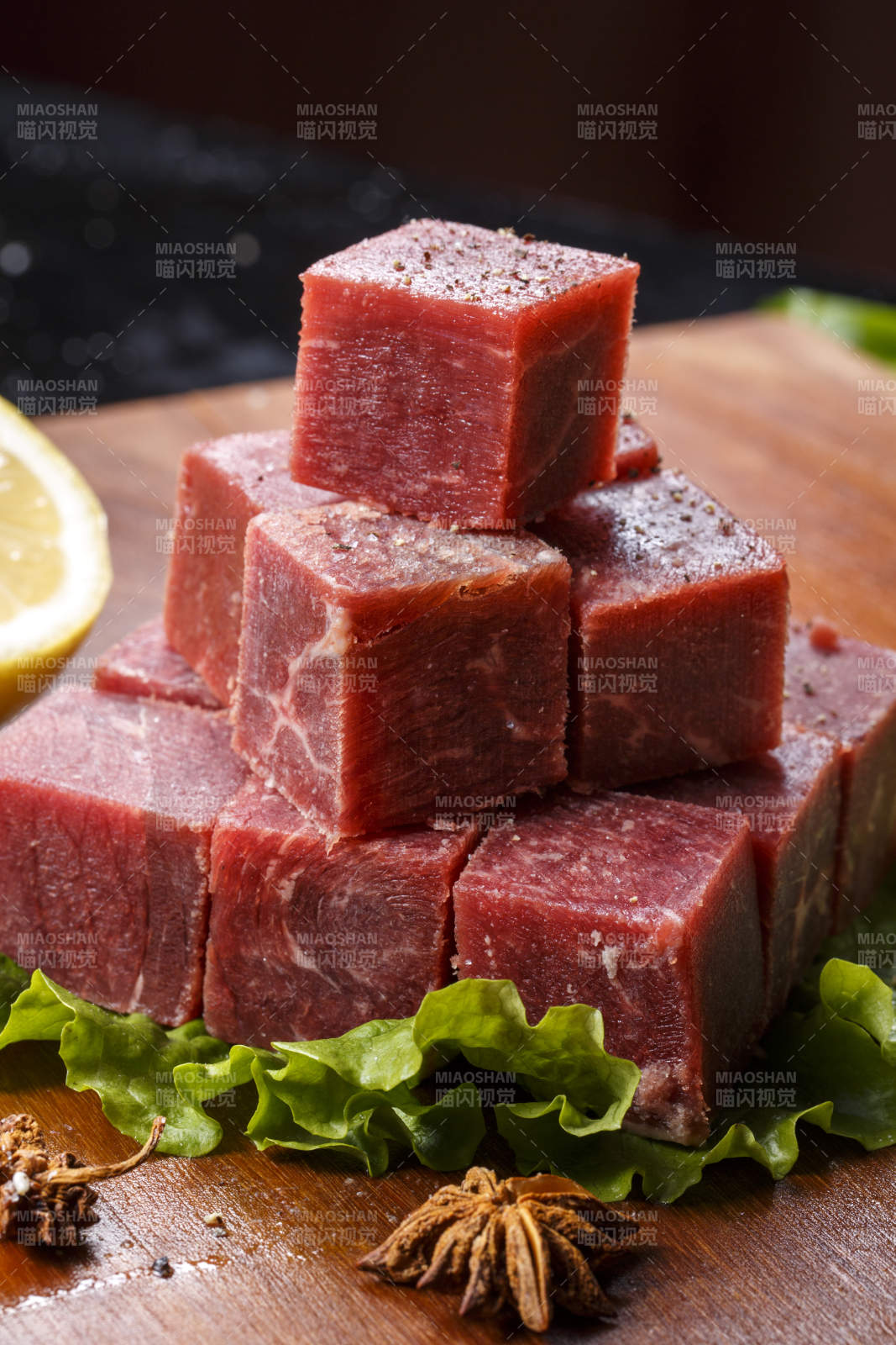 牛腿针扒肉摆放在木质砧板上图片