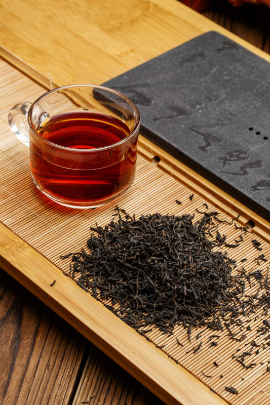 高级白瓷茶具装的沏好的普洱红茶图片