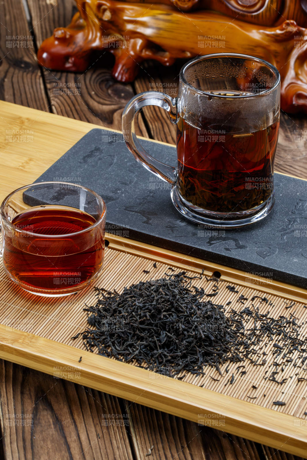 高级白瓷茶具装的沏好的普洱红茶图片