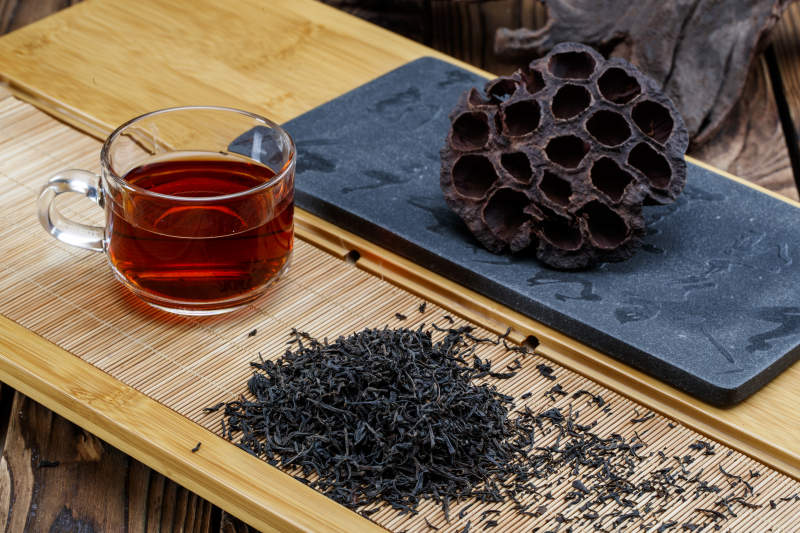 高级白瓷茶具装的沏好的普洱红茶图片