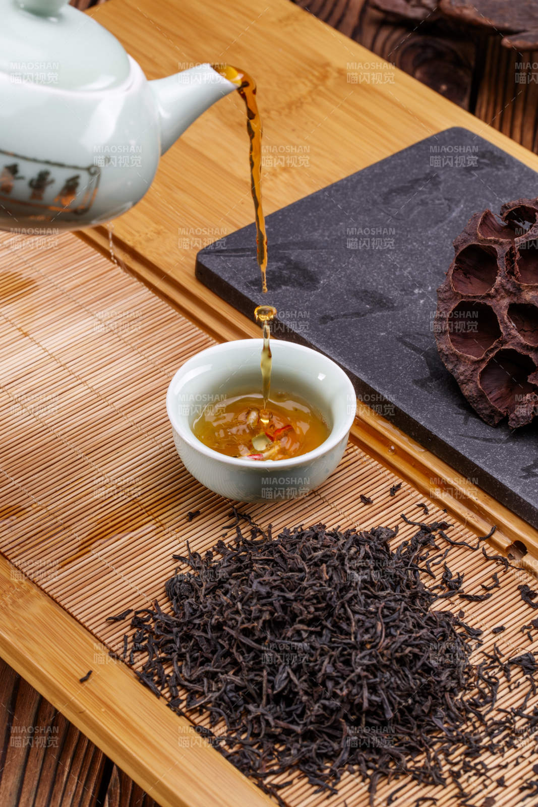 高级白瓷茶具装的沏好的普洱红茶图片