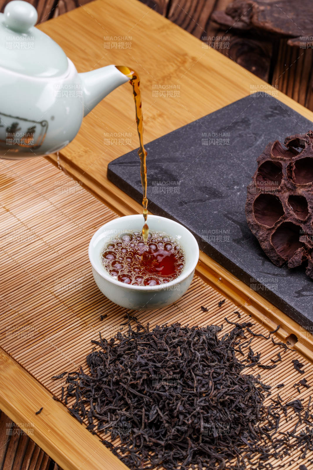 高级白瓷茶具装的沏好的普洱红茶图片