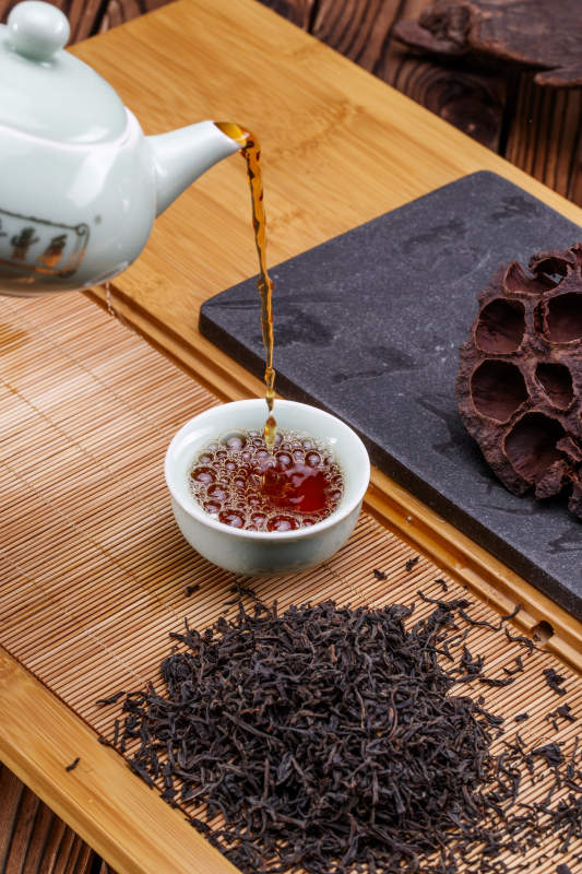 高级白瓷茶具装的沏好的普洱红茶图片