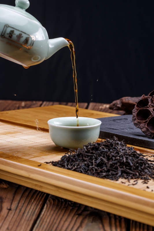 高级白瓷茶具装的沏好的普洱红茶图片