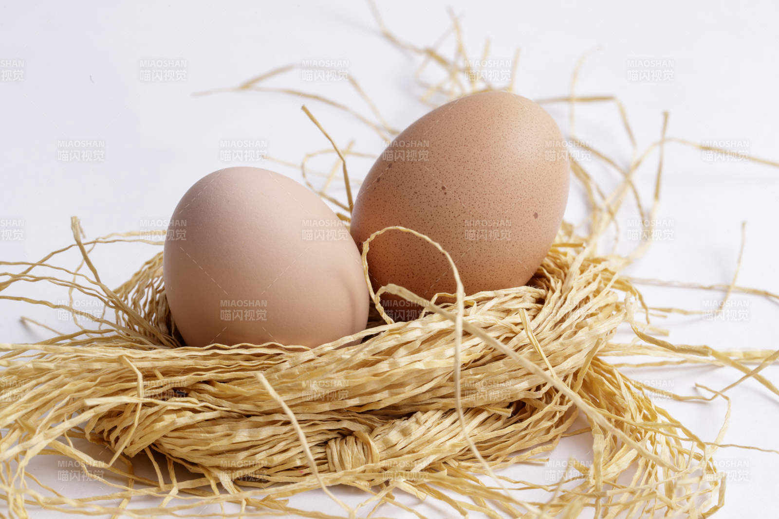 木质底纹上的竹笸箩装满了美味的油鸡蛋图片