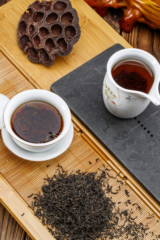 高级白瓷茶具装的沏好的普洱红茶图片