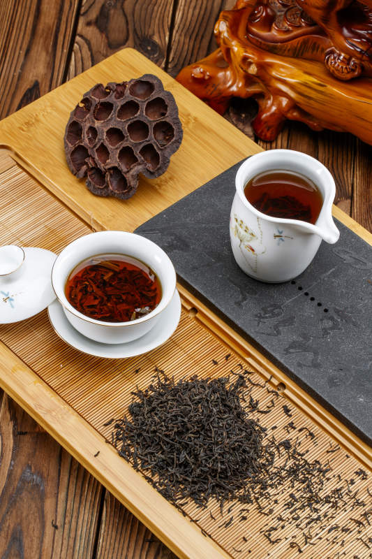 高级白瓷茶具装的沏好的普洱红茶图片