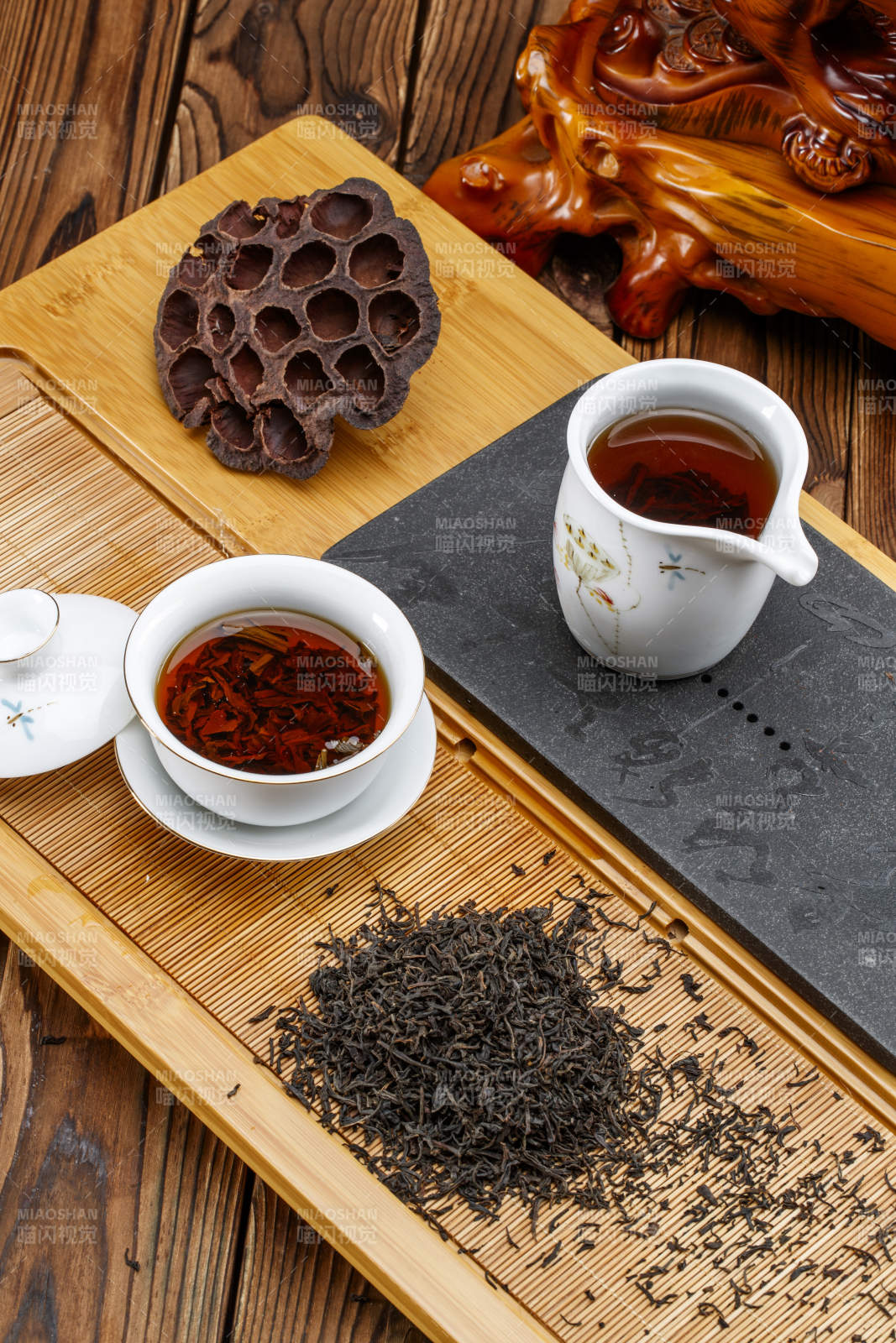 高级白瓷茶具装的沏好的普洱红茶图片