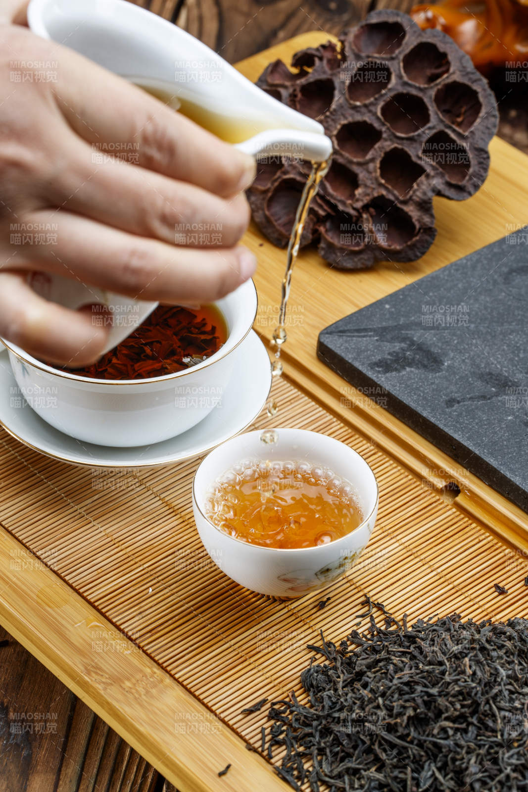 高级白瓷茶具装的沏好的普洱红茶图片