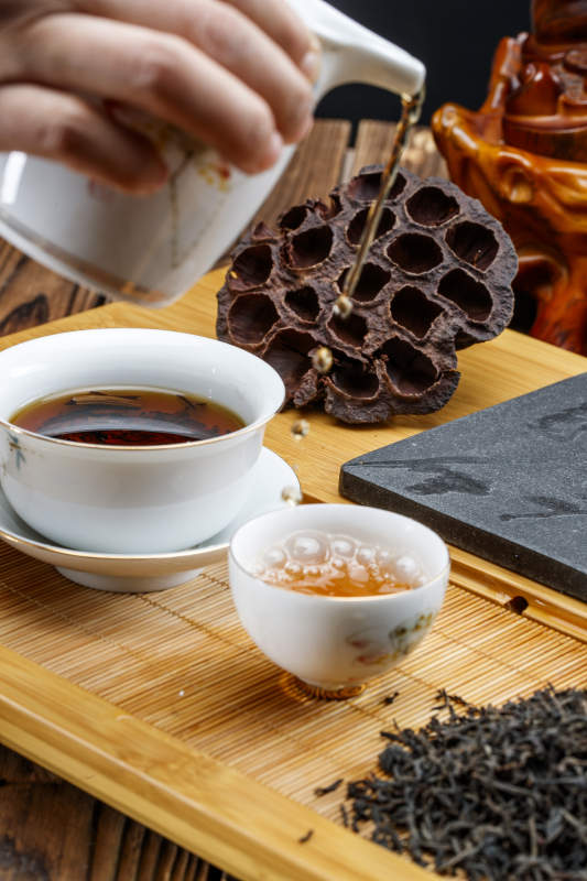 高级白瓷茶具装的沏好的普洱红茶图片