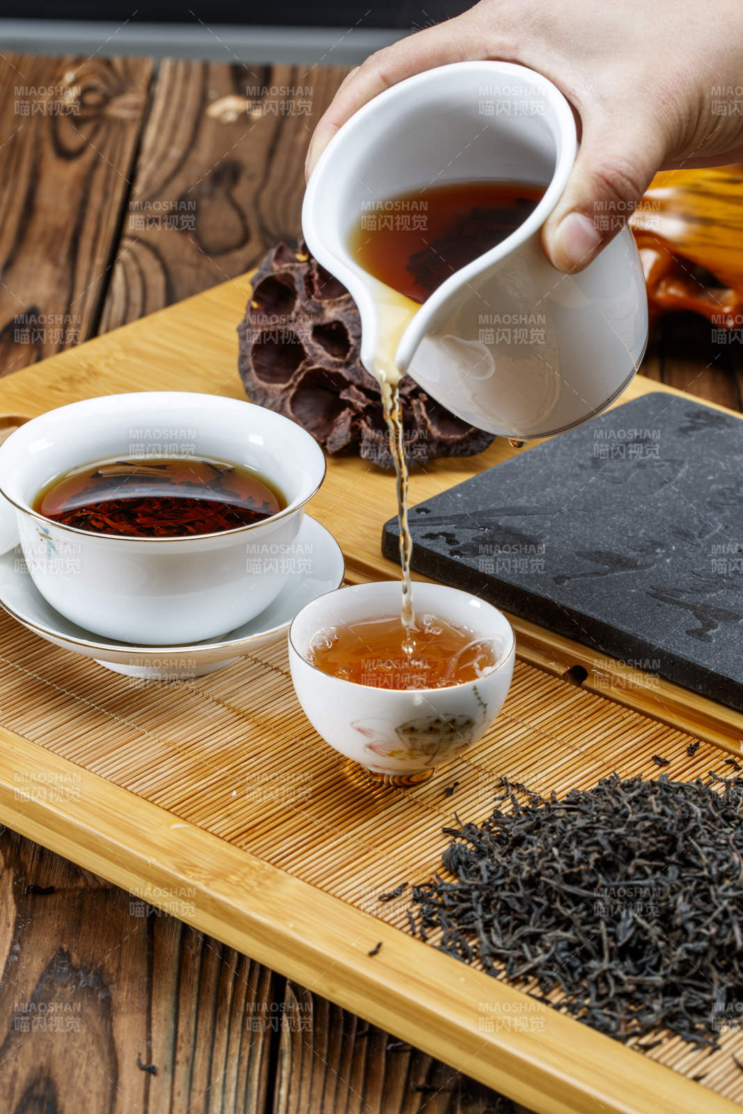 高级白瓷茶具装的沏好的普洱红茶图片