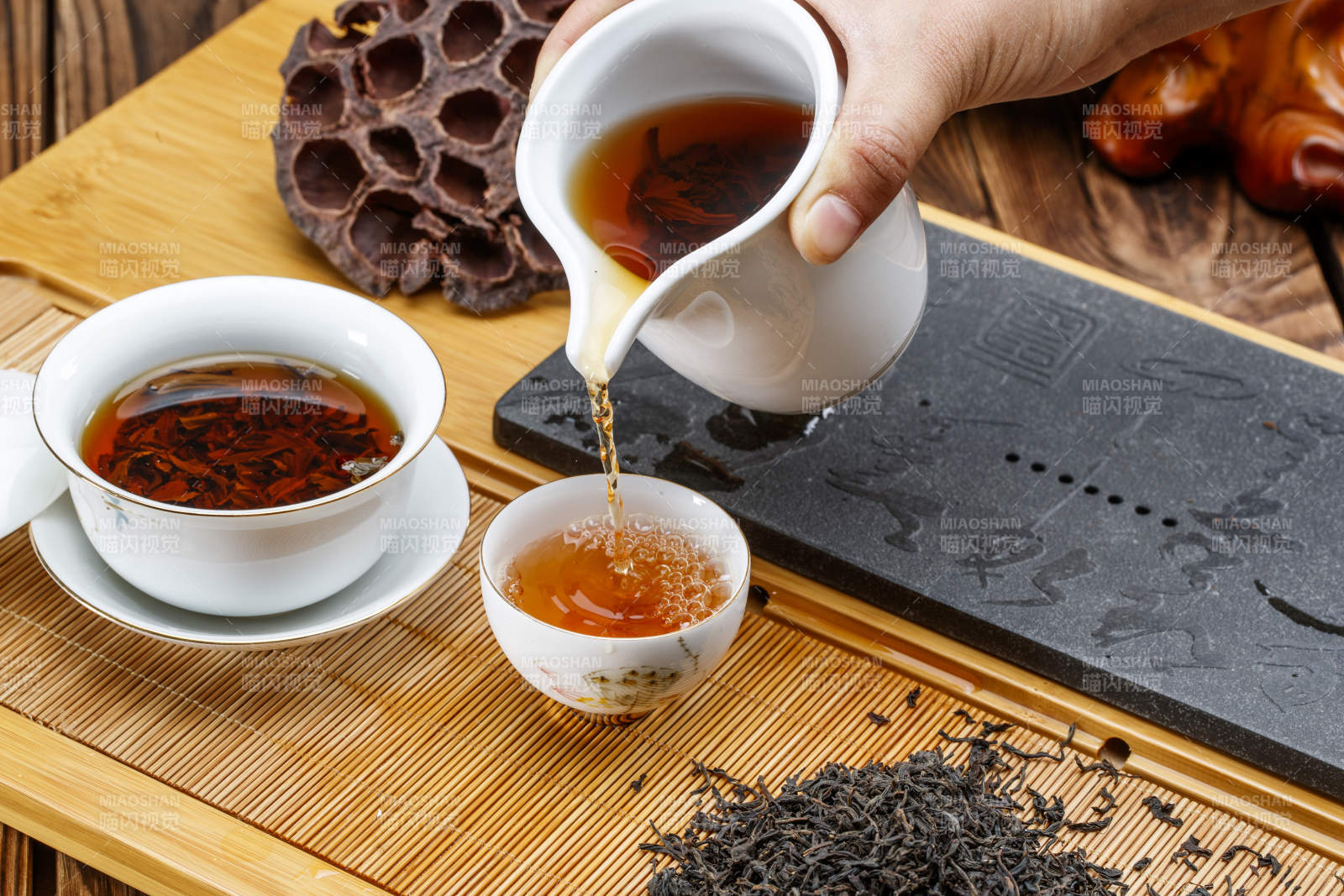 高级白瓷茶具装的沏好的普洱红茶图片