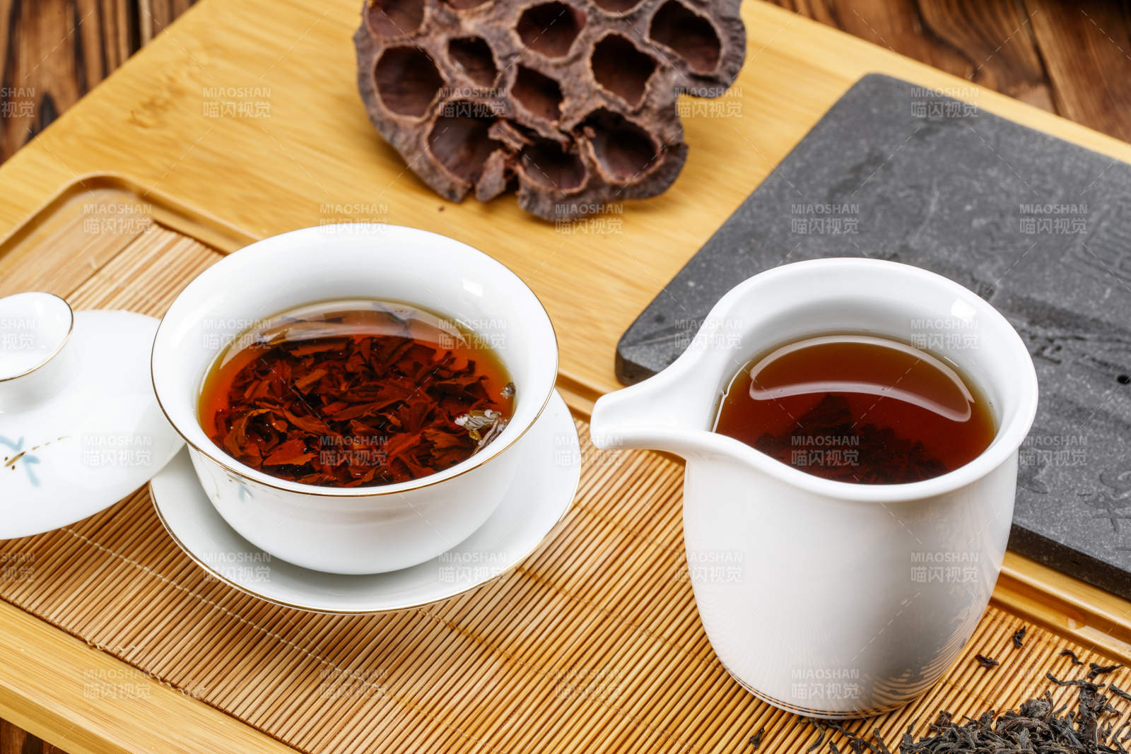 高级白瓷茶具装的沏好的普洱红茶图片