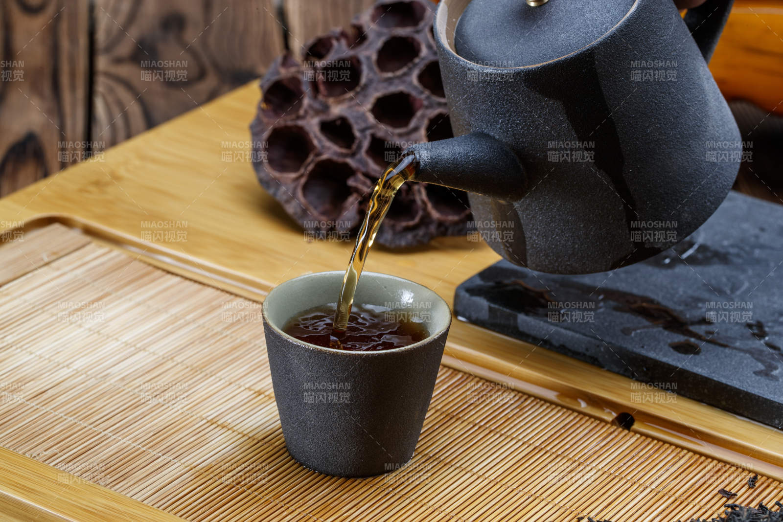 高级白瓷茶具装的沏好的普洱红茶图片