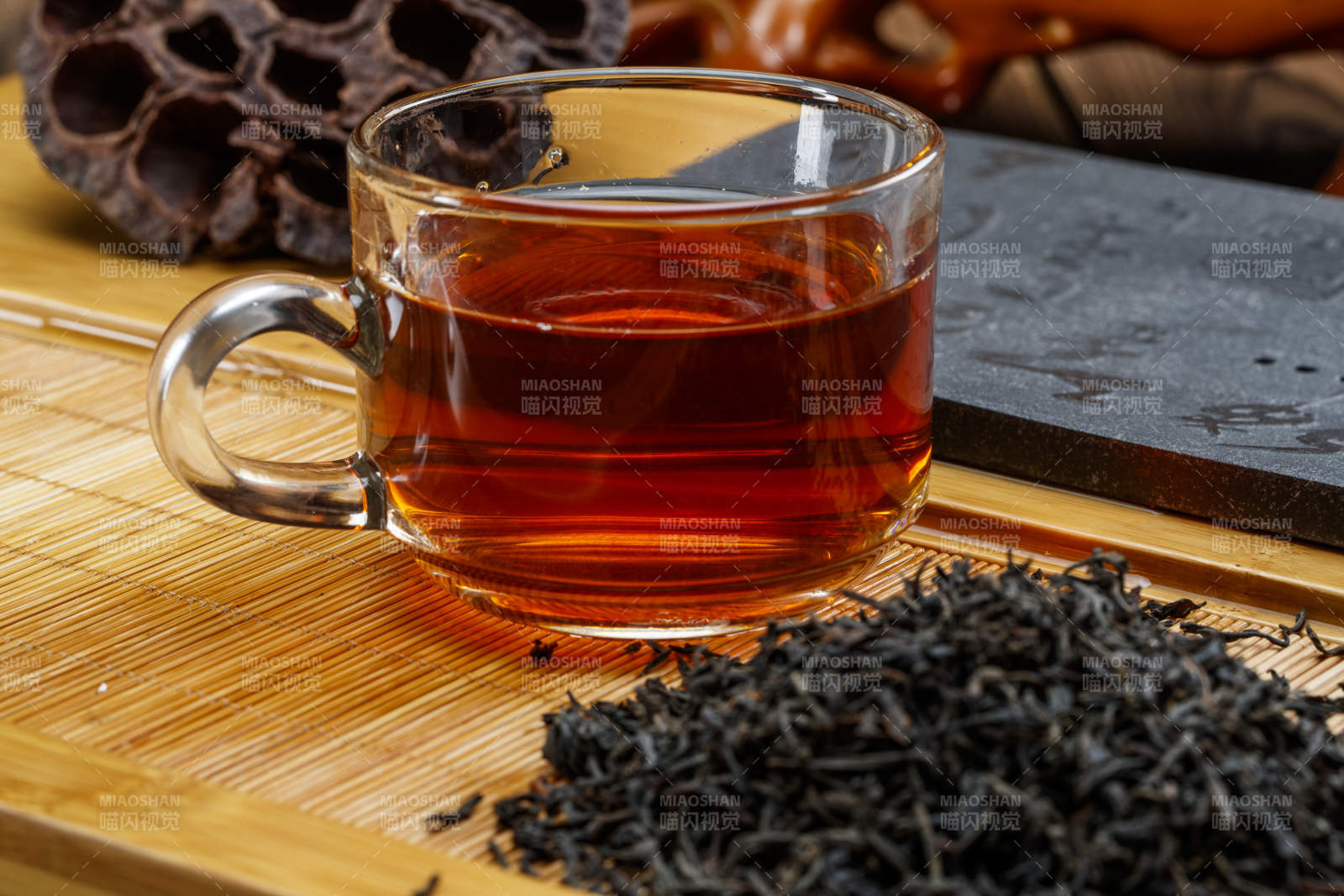 高级白瓷茶具装的沏好的普洱红茶图片