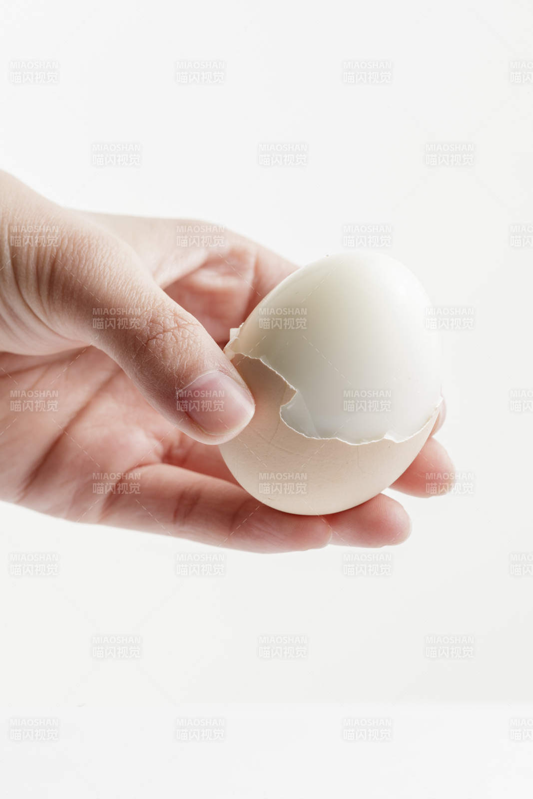 木质底板上的白瓷碟装着的蛋黄绵密蛋白细嫩的特产由鸡蛋图片