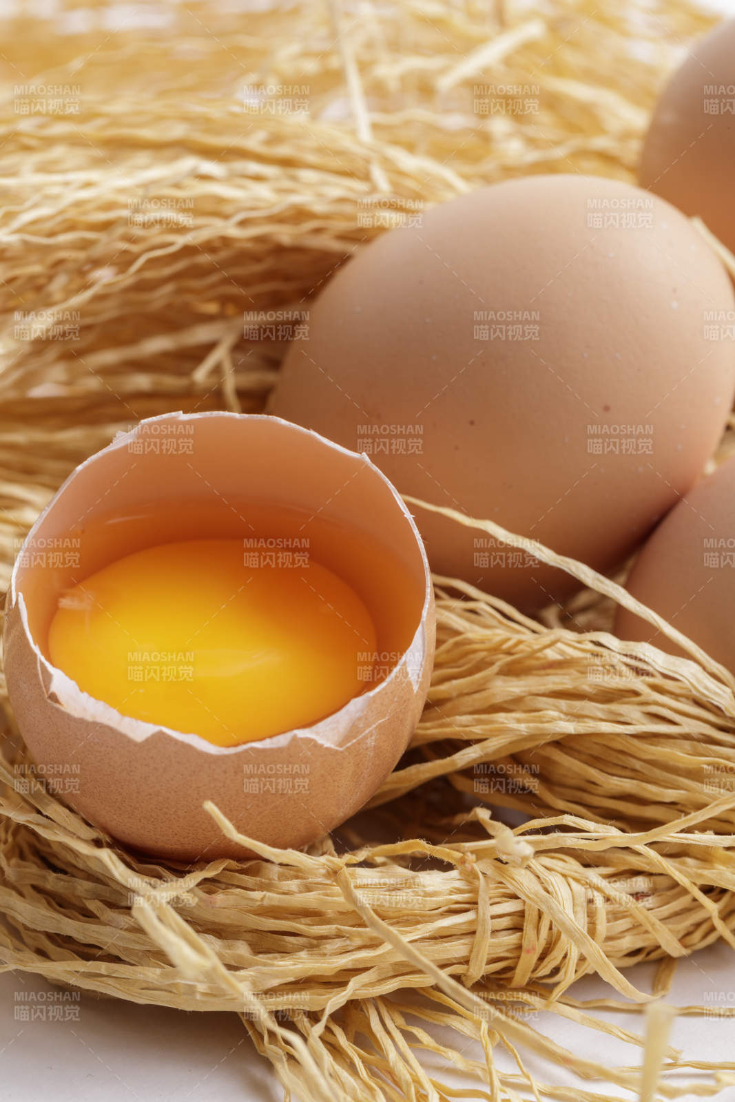 被草团拥抱的营养丰富味道鲜美的油鸡蛋图片