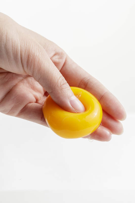 至于手中的质地柔韧色泽金黄营养丰富的油鸡蛋黄图片