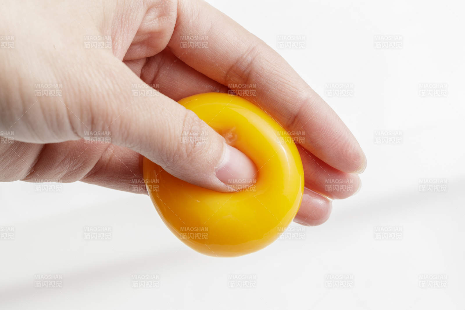 至于手中的质地柔韧色泽金黄营养丰富的油鸡蛋黄图片