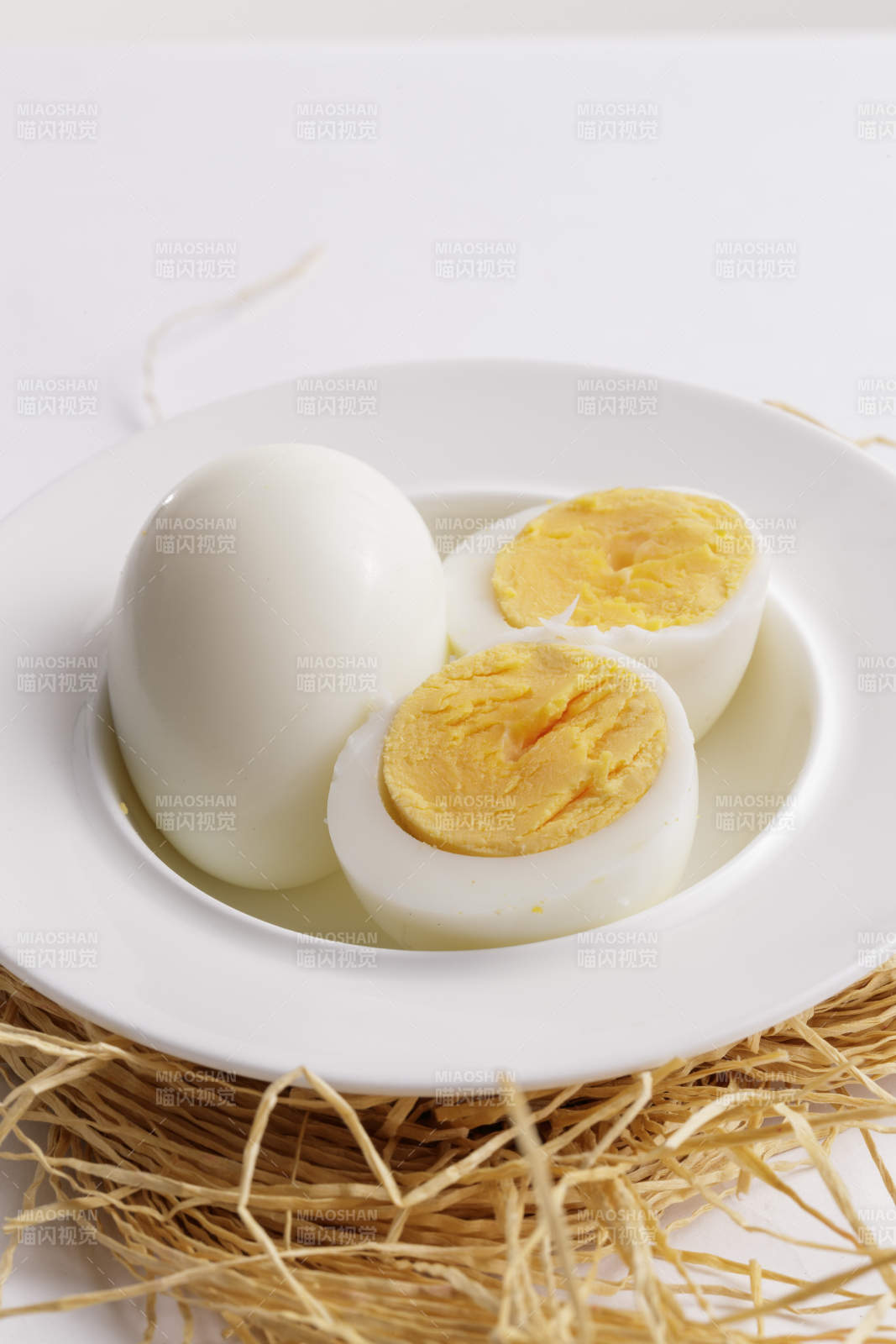 木质底板上的白瓷碟装着的蛋黄绵密蛋白细嫩的特产由鸡蛋图片