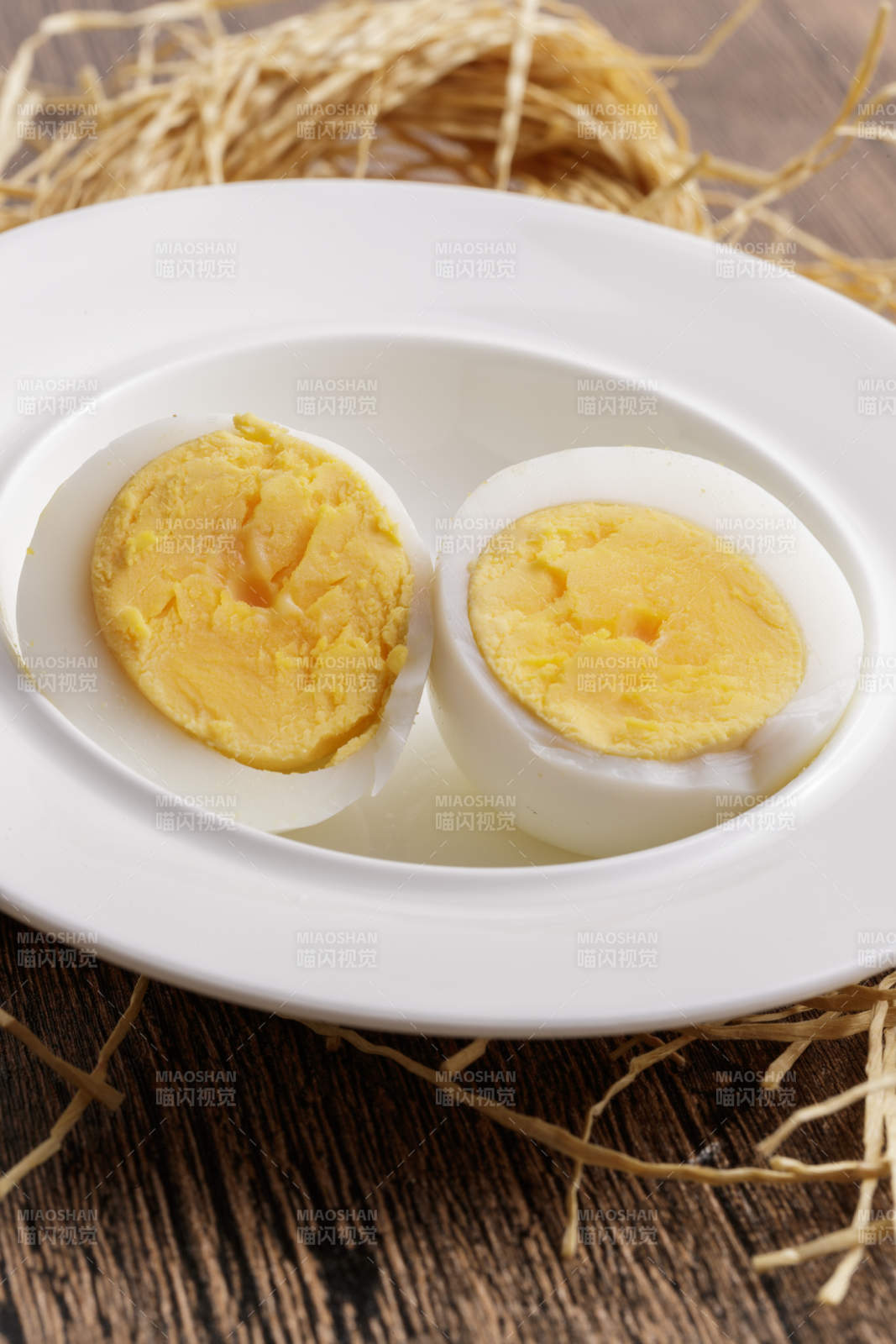 木质底板上的白瓷碟装着的蛋黄绵密蛋白细嫩的特产由鸡蛋图片