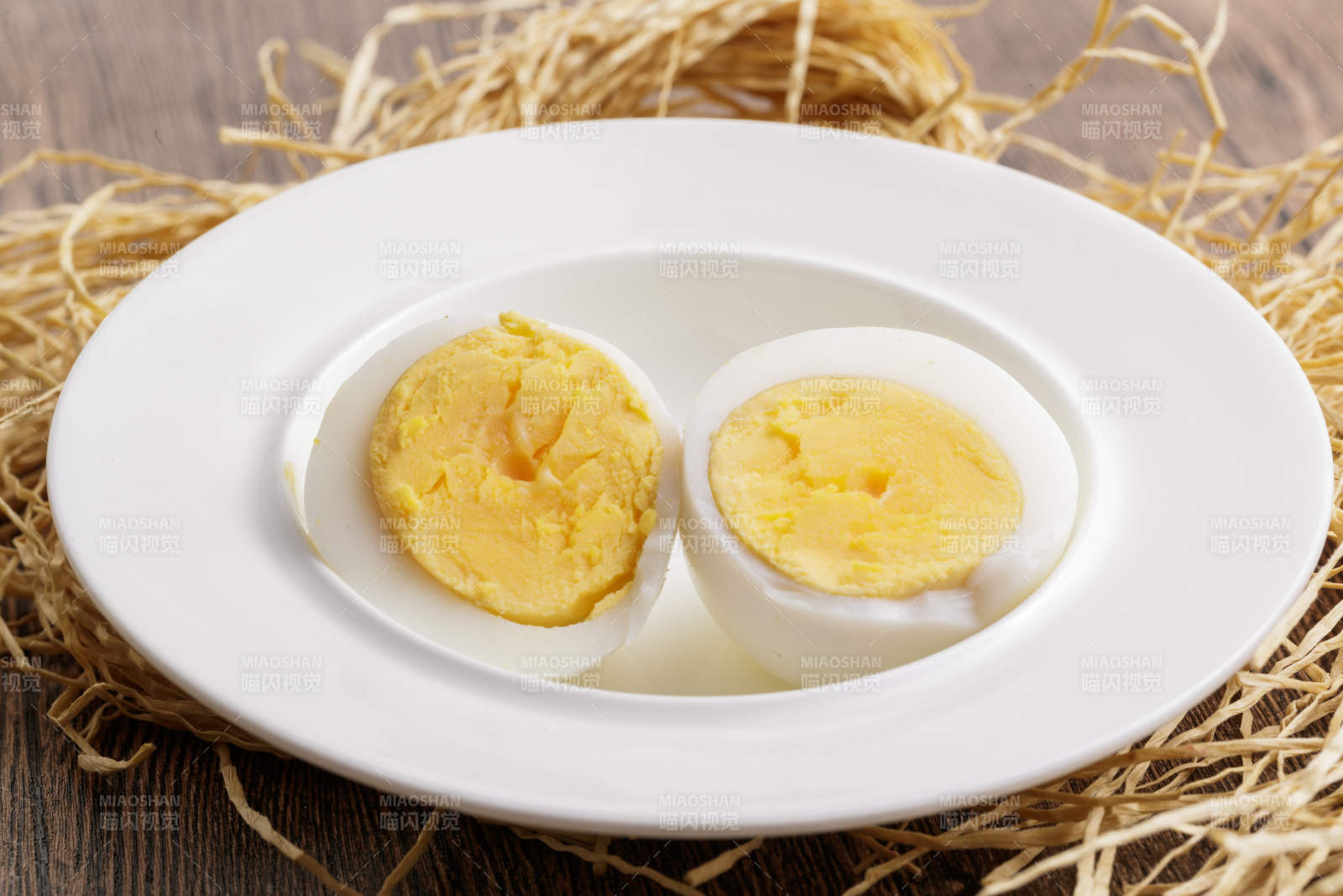 木质底板上的白瓷碟装着的蛋黄绵密蛋白细嫩的特产由鸡蛋图片
