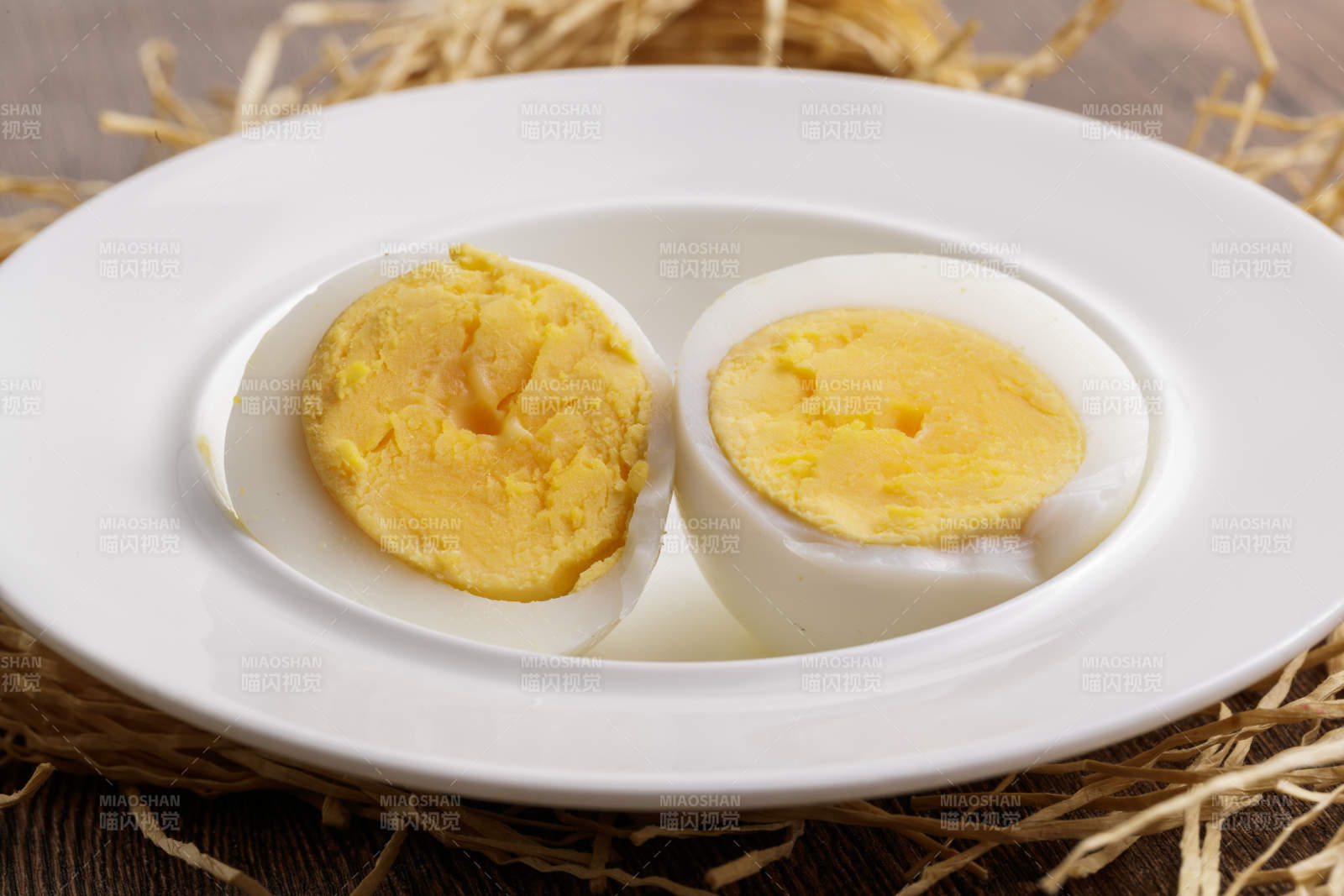 木质底板上的白瓷碟装着的蛋黄绵密蛋白细嫩的特产由鸡蛋图片