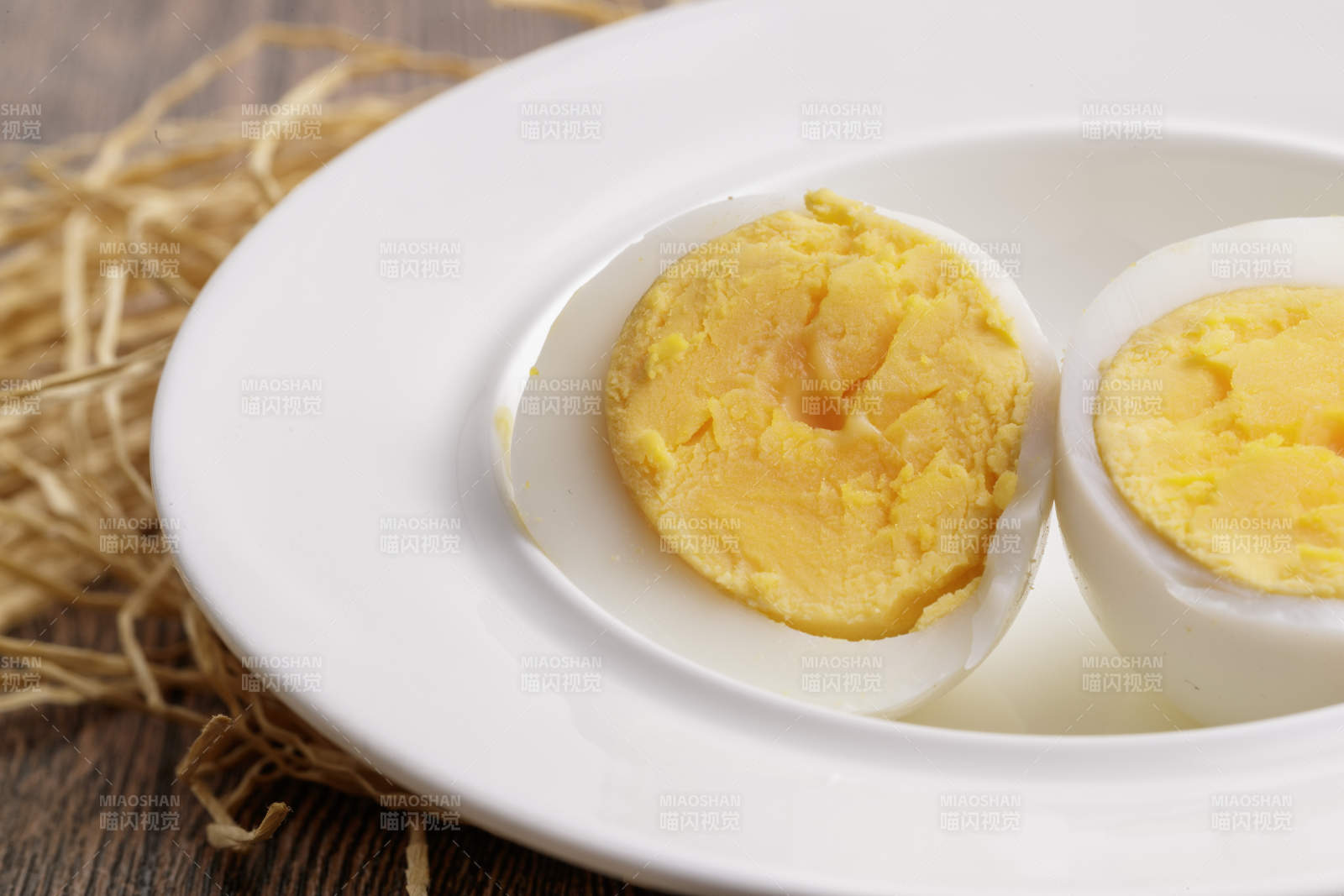 木质底板上的白瓷碟装着的蛋黄绵密蛋白细嫩的特产由鸡蛋图片
