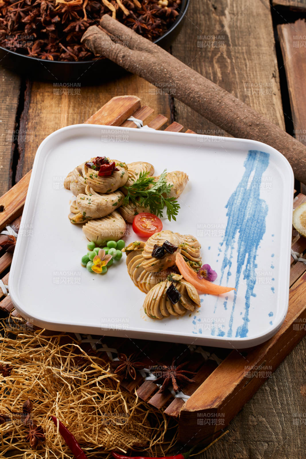 白色瓷盘装的腌渍口蘑图片