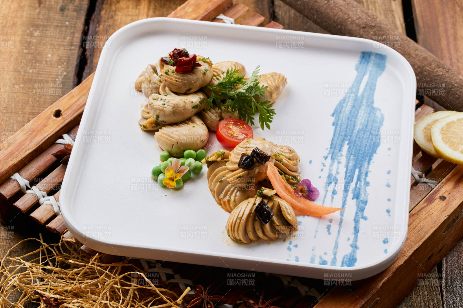 白色瓷盘装的腌渍口蘑图片