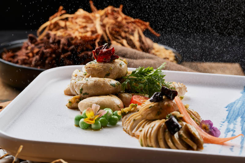 白色瓷盘装的腌渍口蘑图片