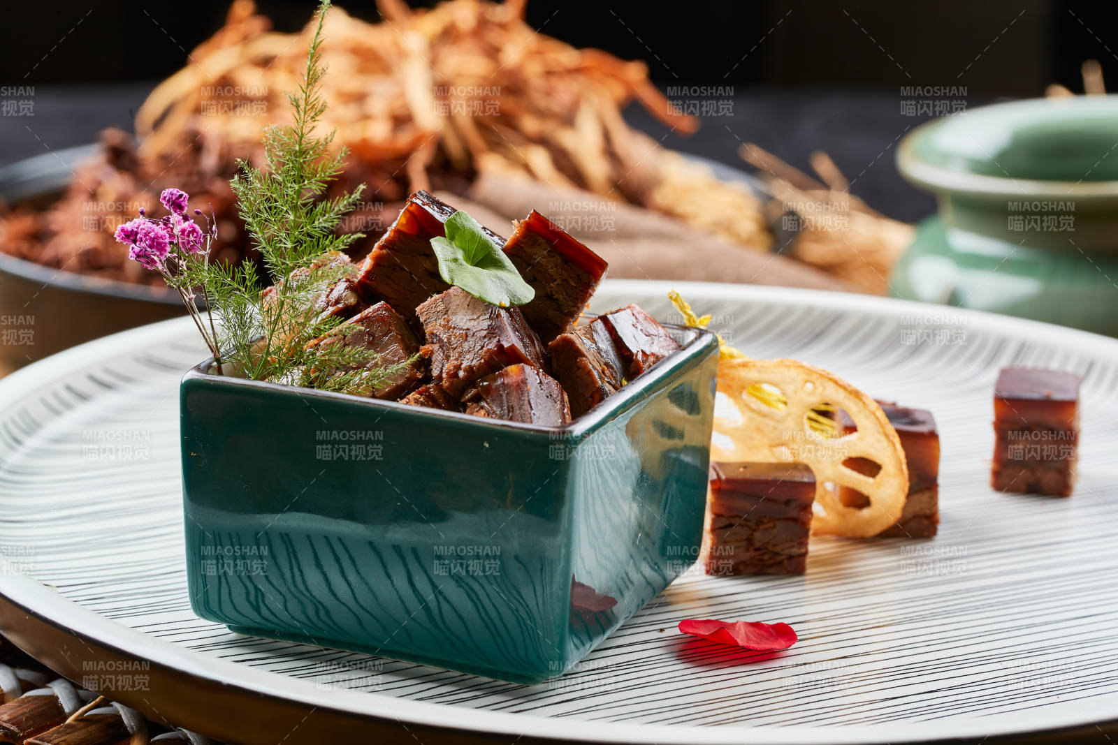 青釉方瓷缸装的秘制带皮酱牛五花图片