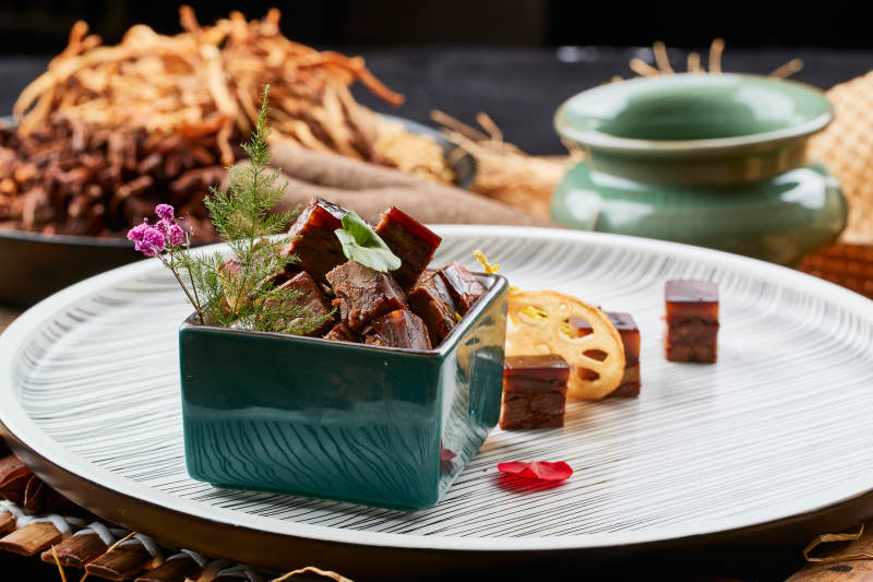 青釉方瓷缸装的秘制带皮酱牛五花图片