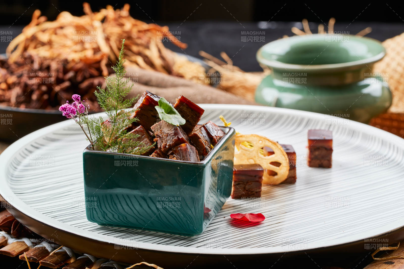 青釉方瓷缸装的秘制带皮酱牛五花图片