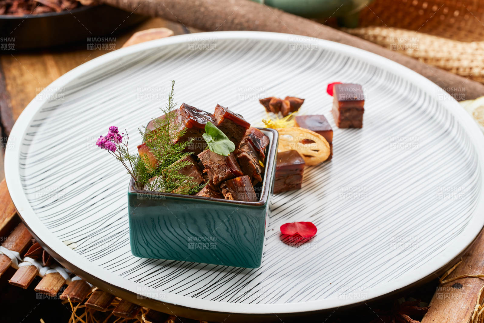 青釉方瓷缸装的秘制带皮酱牛五花图片