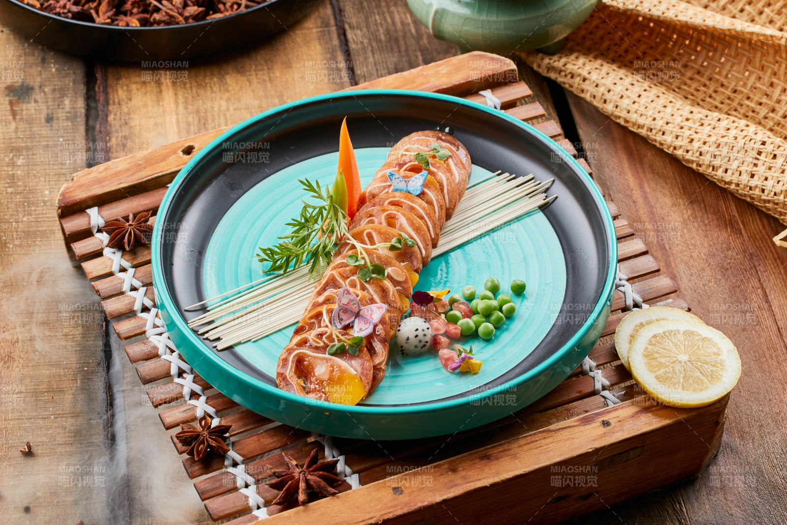 陈旧木板上的双色圆瓷盘装的风味卤猪耳花图片