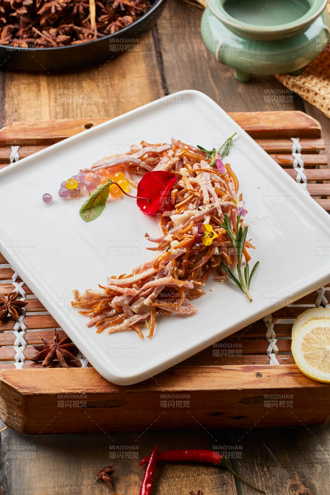 陈旧木板上的方瓷盘装的风味手撕兔图片