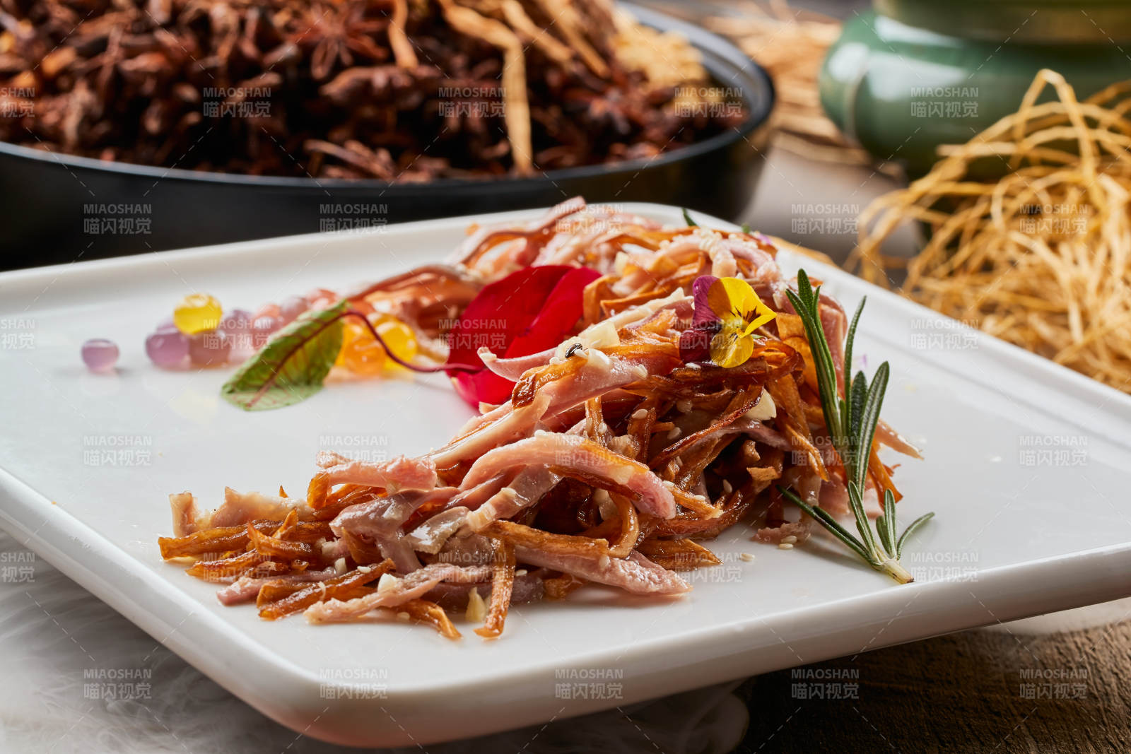 陈旧木板上的方瓷盘装的风味手撕兔图片