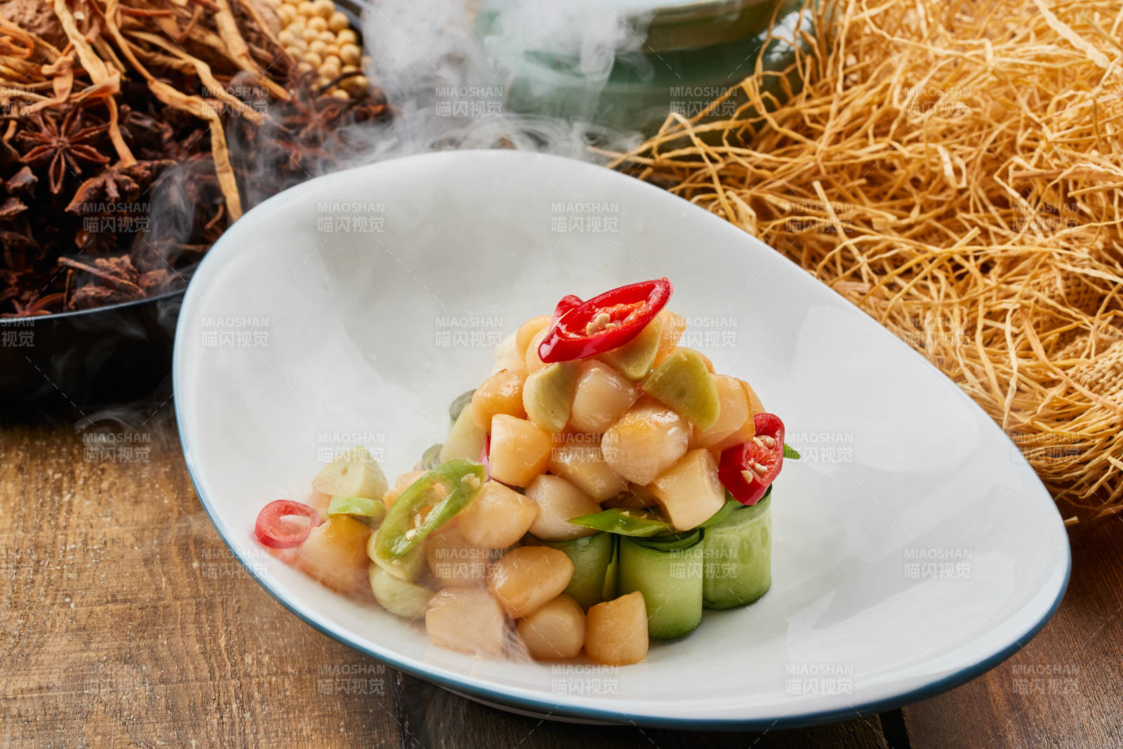 陈旧木板上的月牙瓷盘装的蒜香瑶柱带子图片