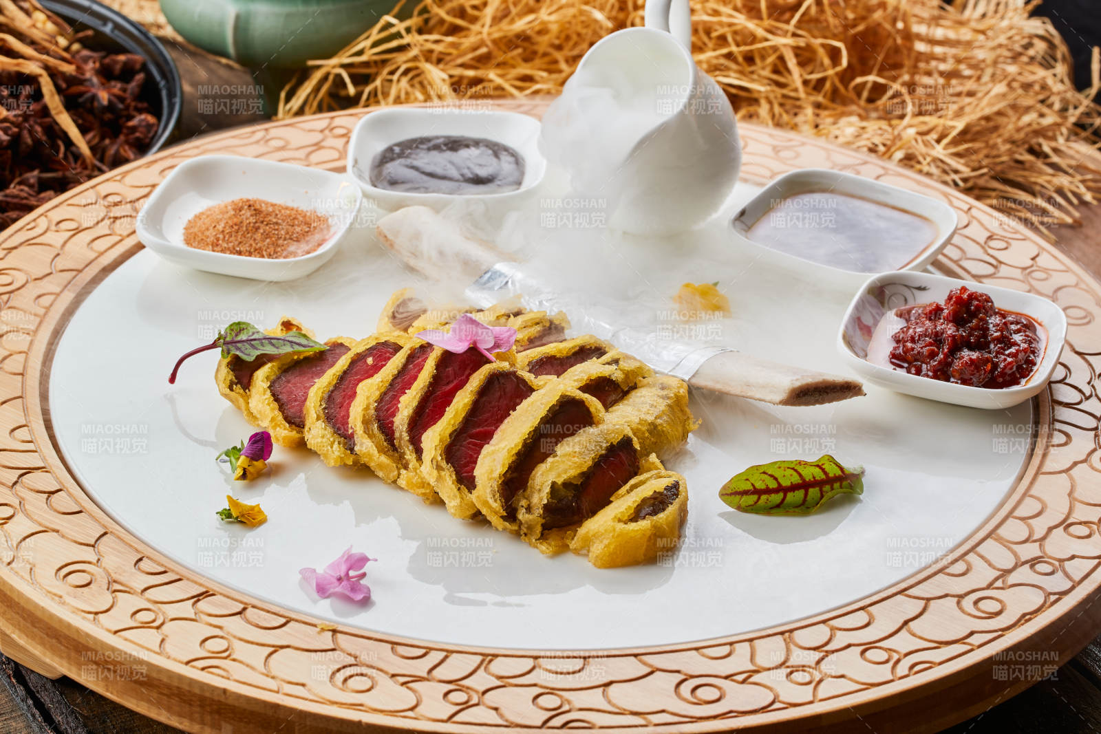 陈旧木板上的奢华餐具装的香炸蘸酱牛里脊图片