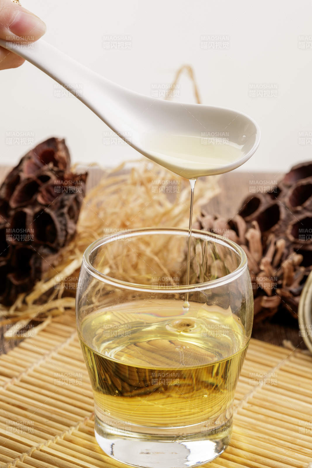 复杂背景中的器皿中盛着的优质亚麻籽油图片