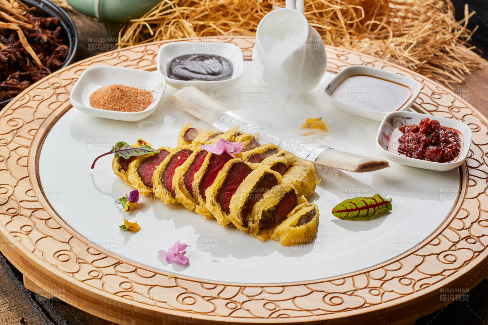 陈旧木板上的奢华餐具装的香炸蘸酱牛里脊图片