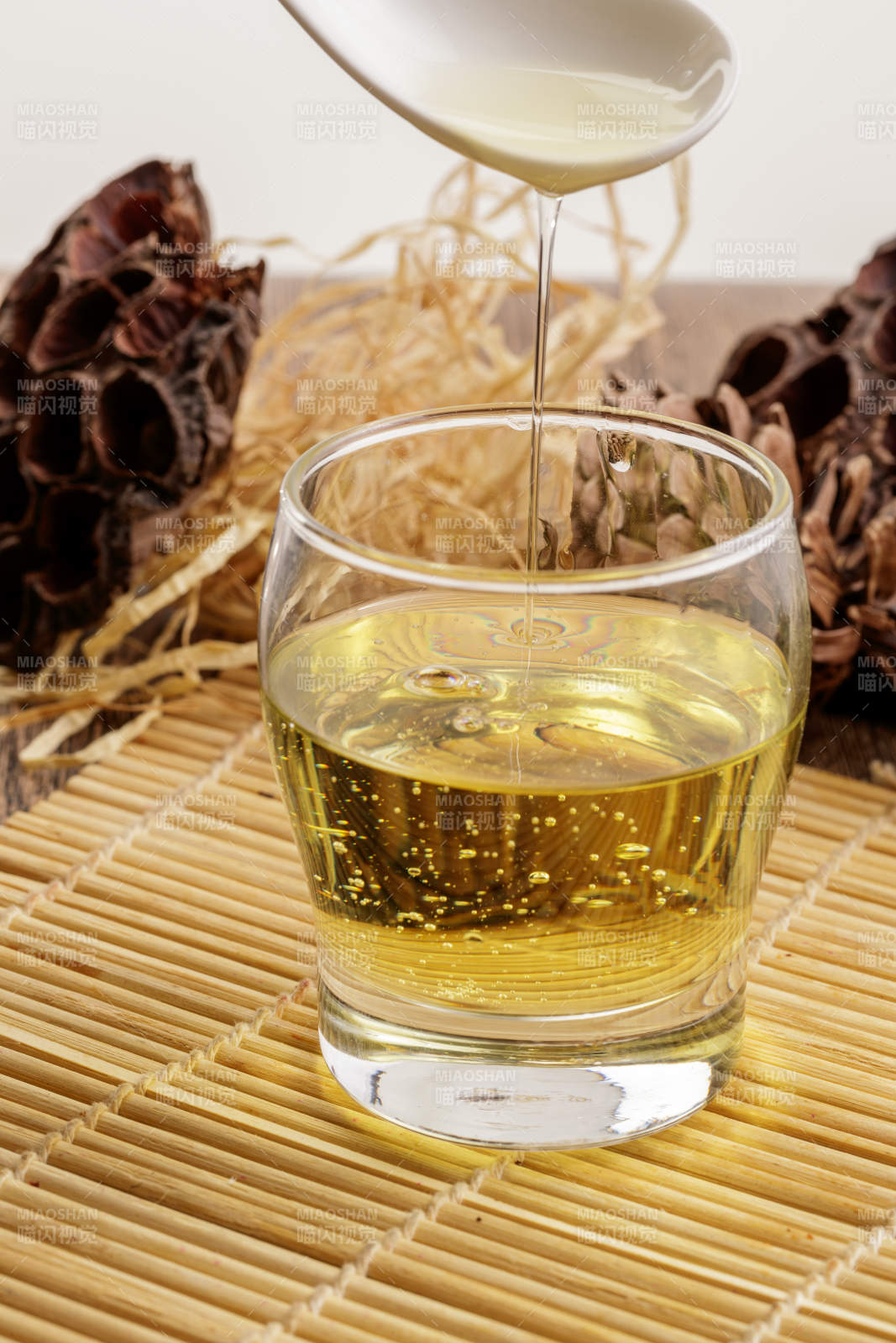 复杂背景中的器皿中盛着的优质亚麻籽油图片