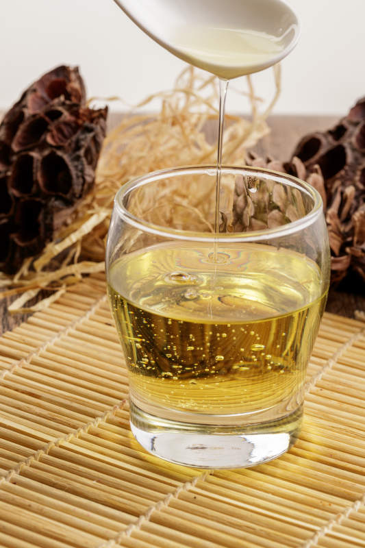 复杂背景中的器皿中盛着的优质亚麻籽油图片